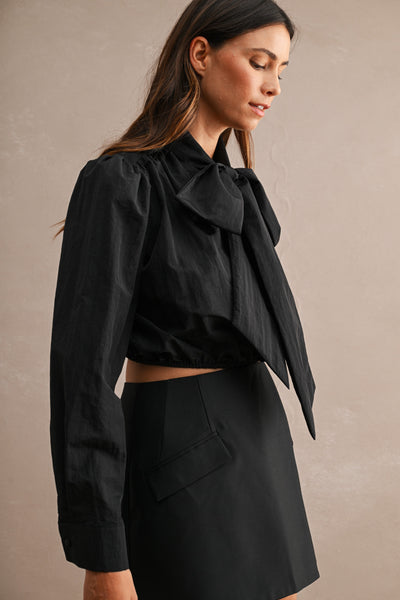 Blusa corta con cinta