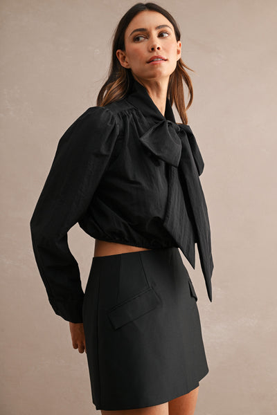 Blusa corta con cinta