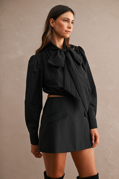 Blusa corta con cinta