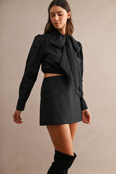 Blusa corta con cinta