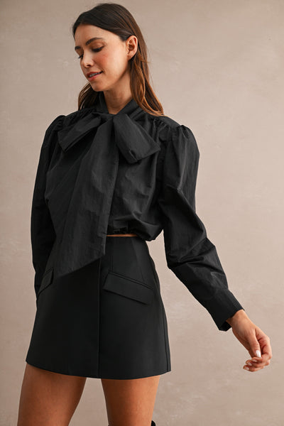 Blusa corta con cinta