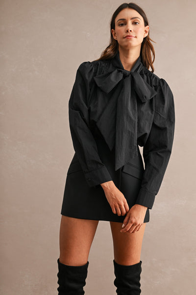 Blusa corta con cinta