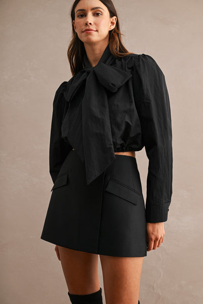 Blusa corta con cinta