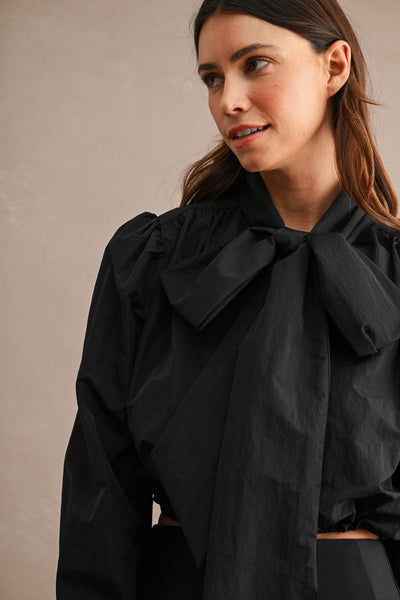 Blusa corta con cinta