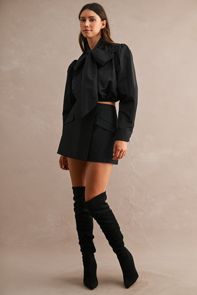 Blusa corta con cinta