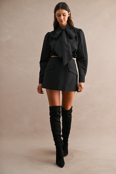 Blusa corta con cinta