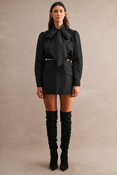 Blusa corta con cinta