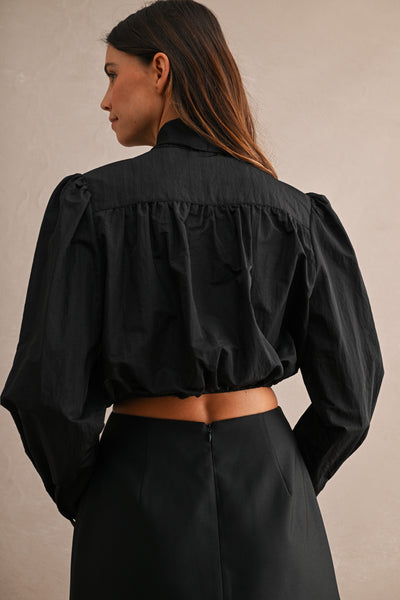 Blusa corta con cinta