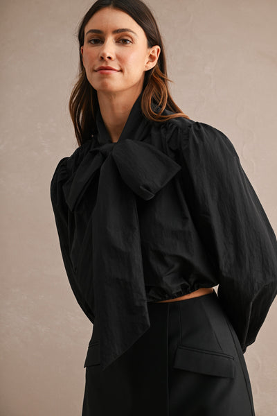 Blusa corta con cinta