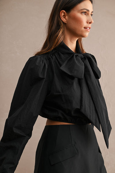 Blusa corta con cinta