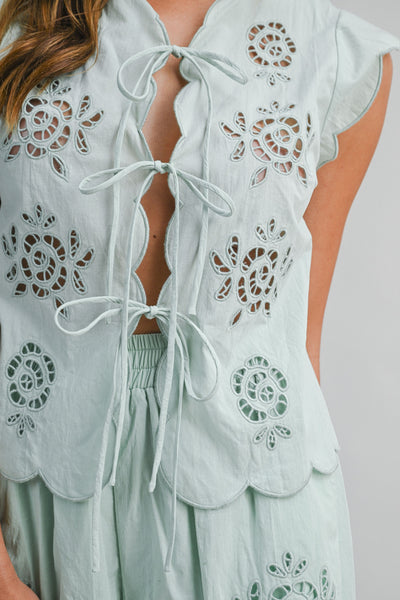 Blusa cordones y flores
