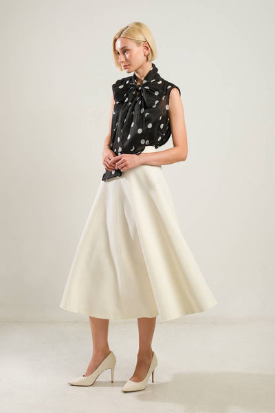 Blusa de lunares con cinta en el cuello