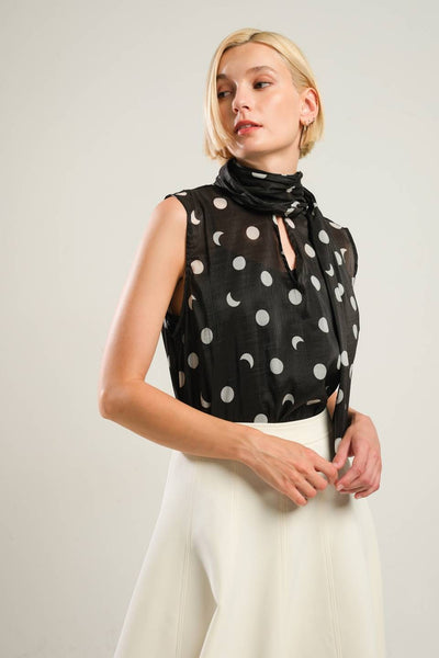 Blusa de lunares con cinta en el cuello
