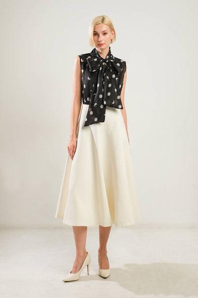 Blusa de lunares con cinta en el cuello