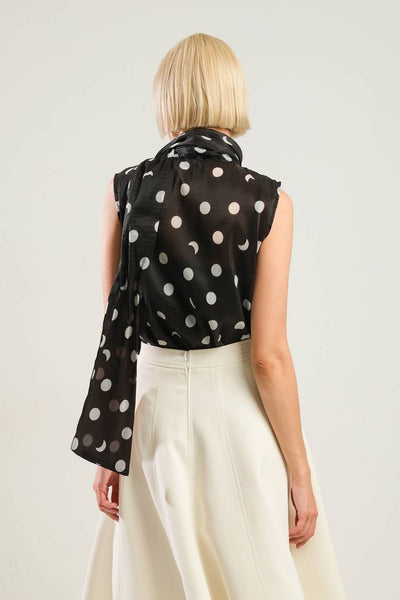 Blusa de lunares con cinta en el cuello