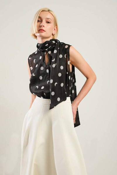 Blusa de lunares con cinta en el cuello