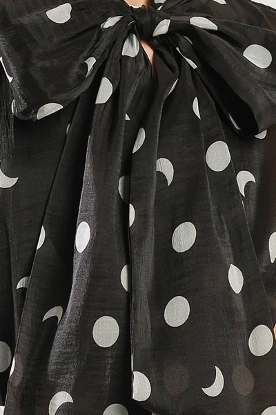 Blusa de lunares con cinta en el cuello
