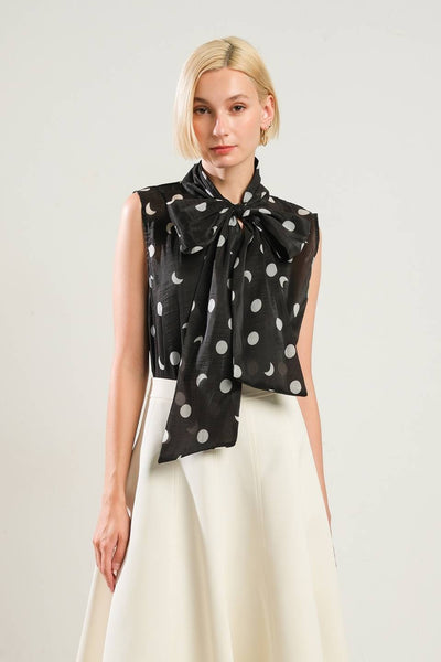 Blusa de lunares con cinta en el cuello