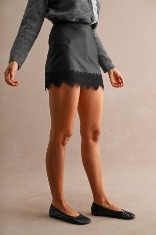 Falda short con encaje