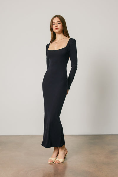 Vestido midi de punto acanalado con cuello cuadrado