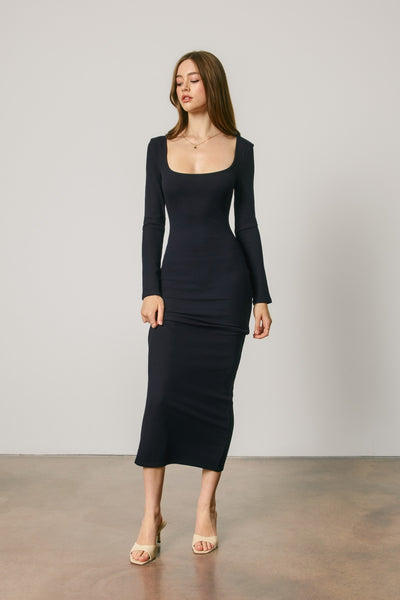 Vestido midi de punto acanalado con cuello cuadrado