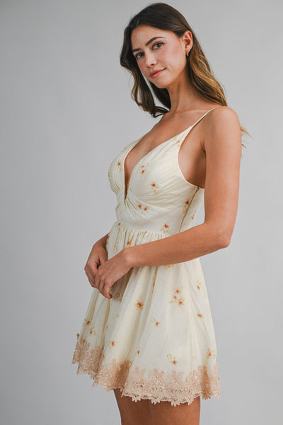 Vestido  mini floral con encaje