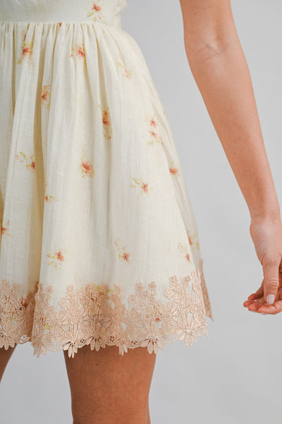 Vestido  mini floral con encaje