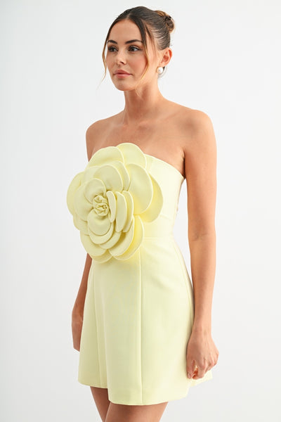 Vestido  strapless con maxi flor