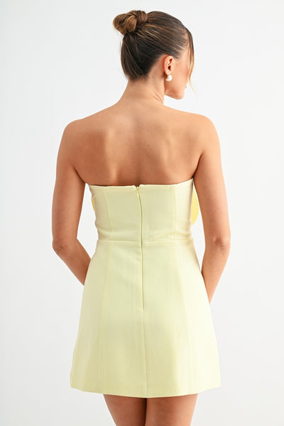 Vestido  strapless con maxi flor
