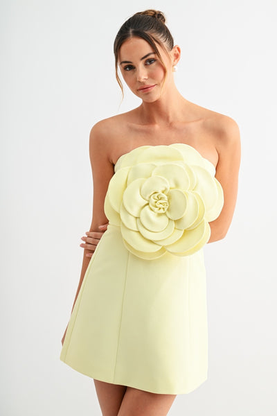 Vestido  strapless con maxi flor
