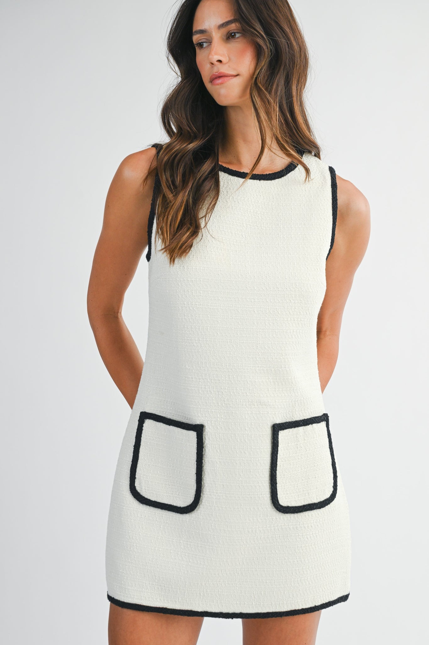 Vestido mini bordes negros